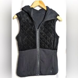 The North Face Reversible Caroluna Quilted Vest with a hood. Women's S Black